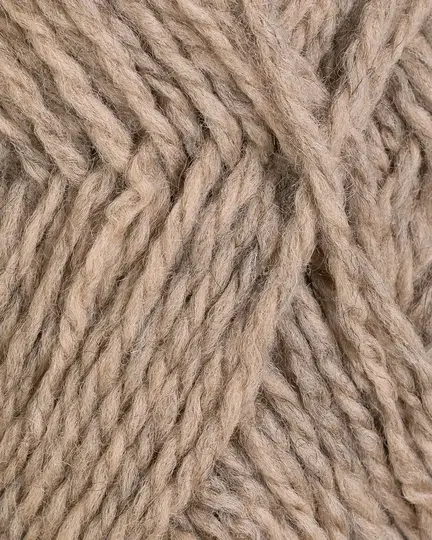 close up af garnet fviel fra rauma garn i farven sand meleret