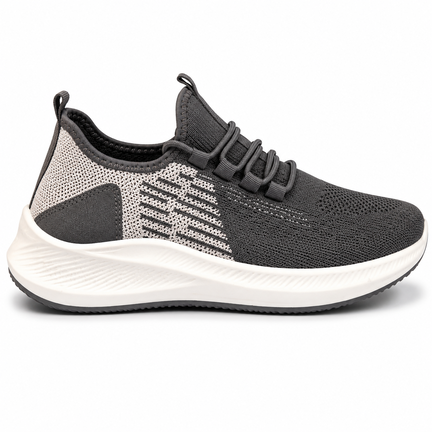 Sort sporty sneaker med hvid sål på hvid baggrund