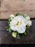 bryllup corsage blomster hvide nuancer