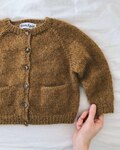 Ellens Cardigan fra PetiteKnit strikket i Isager Alpaca 2 og Silk Mohair – cardigan med raglan