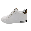 Hvid platform sneaker med leopard hælkappe og stribet sål