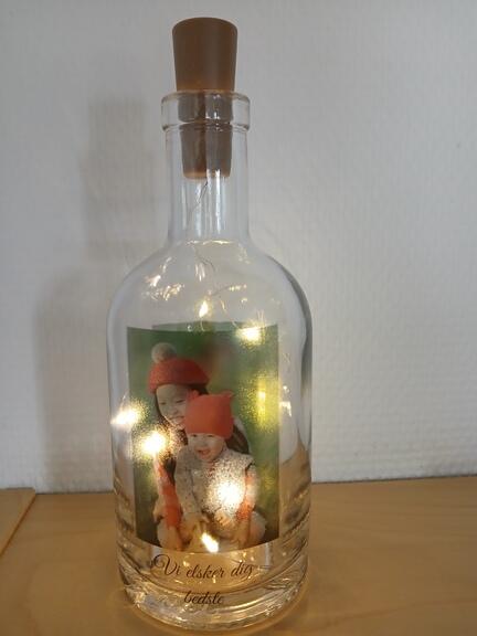 Flaske med lys og foto