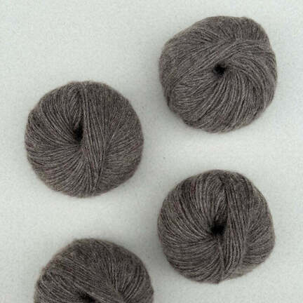 Cashmere 6 28 fra Pascuali i farven mocha 72