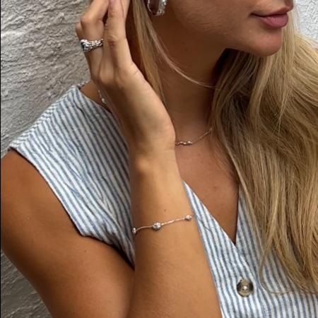 Asta iført Element armbånd udført i 925 ren sterlingsølv.