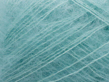 close up af garnoegle tilia fra filcolana i farve 281 rime frost