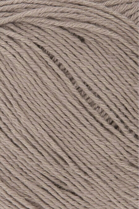 Close up af sommergarnet Sweet fra Lang Yarns i farven camel 39
