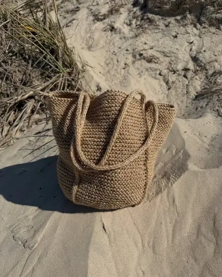 Julie bag fra PEtiteknit strikket i julie garn fra Permin på sandstrand