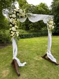 bryllup vielsesport i hortensia og roser hvide nuancer