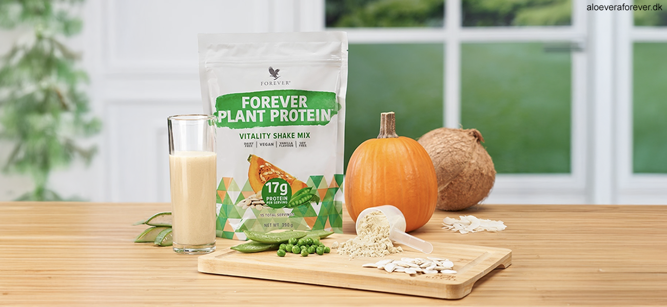 Forever Plant Protein ærteprotein og græskarprotein pulver med ingredienser på bord