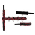 Bad Kitty Naughty Toys Red & Black Bondage Set – sort/rødt fikseringssæt i polyester og metal med halsbånd, håndjern og karabinhager, perfekt til BDSM og dominansleg.