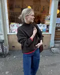 Hannah Sweater O-neck fra PetiteKnit strikket i Atlas fra Sandnes Garn – brun sweater med høj ribkrave båret udendørs