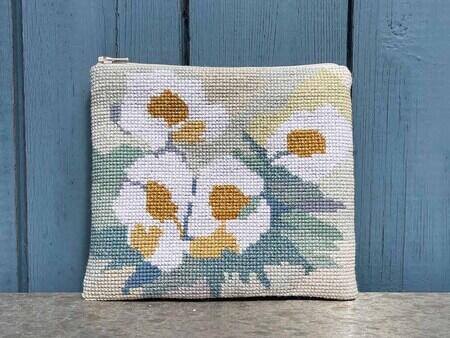 Model foto op af væg til broderikit: høstanemoner Clutch fra fru zippe