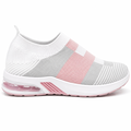 Hvid slip-on sneaker med rosa detaljer og komfortabel sål på hvid baggrund