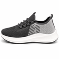 Sort sporty sneaker med hvid sål på hvid baggrund