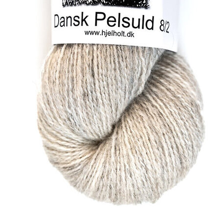 close up af dansk pelsuld 8 2 fra hjelholt i farven creme