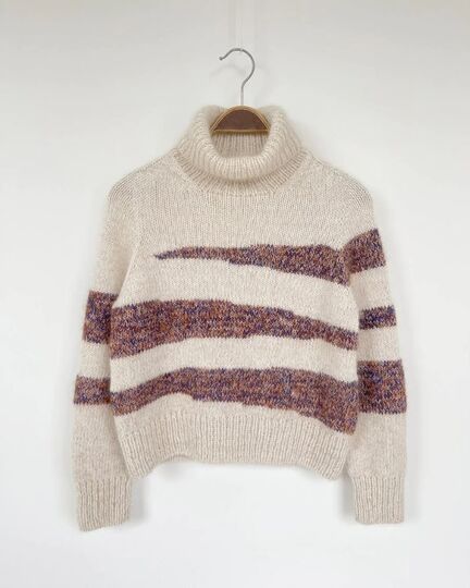 Sycamore sweater fra Petiteknit på bøjle