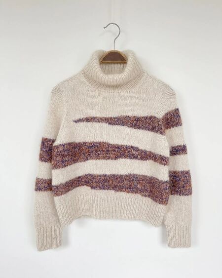 Sycamore sweater fra Petiteknit på bøjle