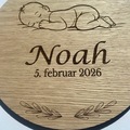 Navn og dato indgraveret i barselstavle i træ – eksempel med Noah og fødselsdato