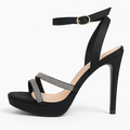Elegant sort højhælet sandal med glitrende forstropper og justerbar ankelrem
