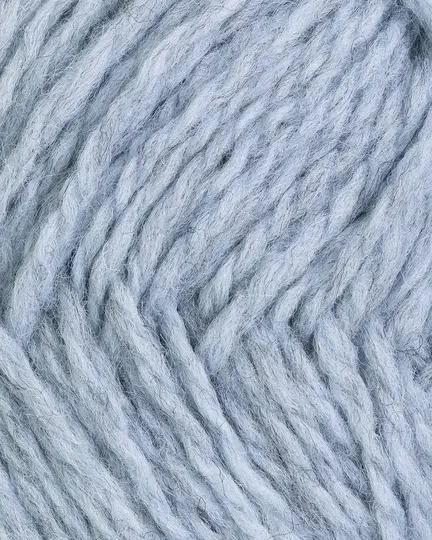 close up af garnet vams fra rauma i farven Lys blaa meleret