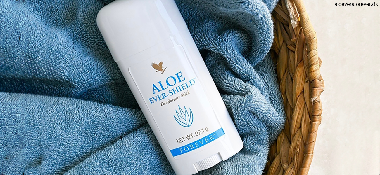 Aloe Ever-Shield Deo mod svedlugt på håndklæde i kurv