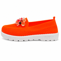 Orange damesko med blomsterdetalje og hvid komfortsål