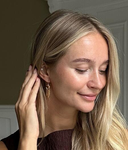 Asta iført Lunar ørehængere udført i 925 sterlingsølv belagt med en slidstærk forgyldning i 18 karat guld.