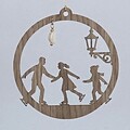 Familie på skøjter ornament i træ i eg med fine detaljer og bevægelse