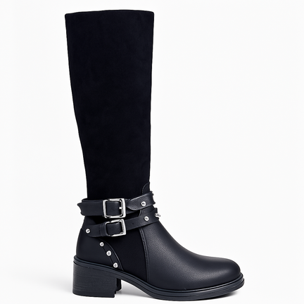 Sort høj støvle i ruskind og kunstlæder med spænder og nitter