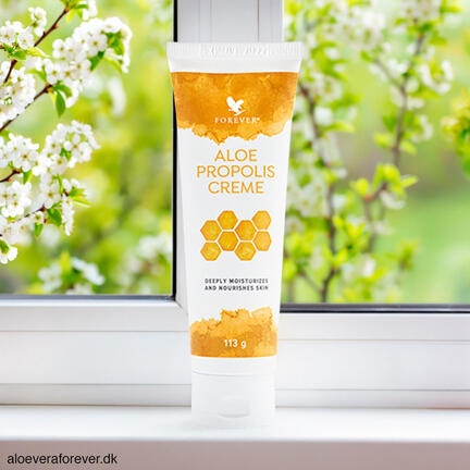 Aloe Propolis Creme med Aloe vera fra Forever Living i vindueskarm