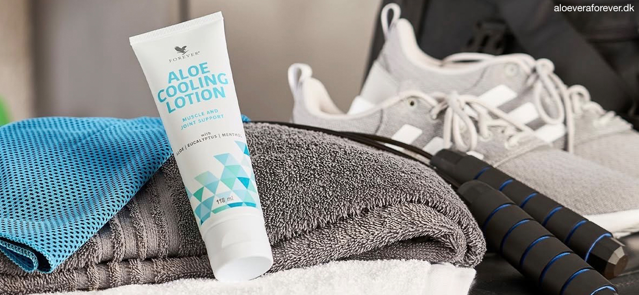 Aloe Cooling lotion ligger på nogle håndklæder ved siden af et par sneakers