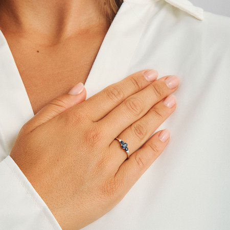 Sapphire Love ring i 14 karat guld på modellen