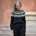 Model iført anne Ventzels Selene Sweater i mørk brun og hvidt mønster