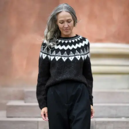 Model iført anne Ventzels Selene Sweater i mørk brun og hvidt mønster