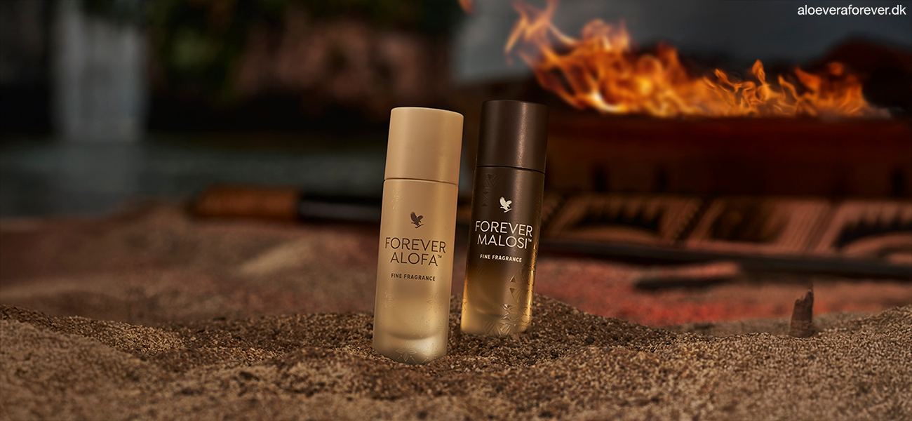 Forever Alofa og Forever Malosi parfumer i sand med ild i baggrunden