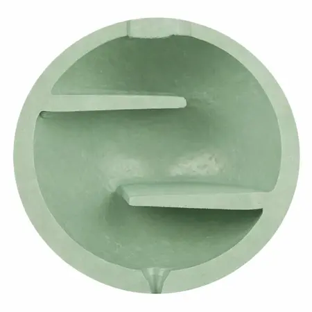 Trixie snackbold i tværsnit, der viser den indvendige labyrint i naturgummi, som gør det udfordrende for hunden at få godbidderne ud.