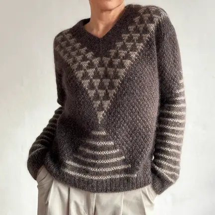 Model iført Alice Sweater fra Odd Row i Isager Jensen og Silk Mohair med grafisk mønster og dobbelt perlestrik