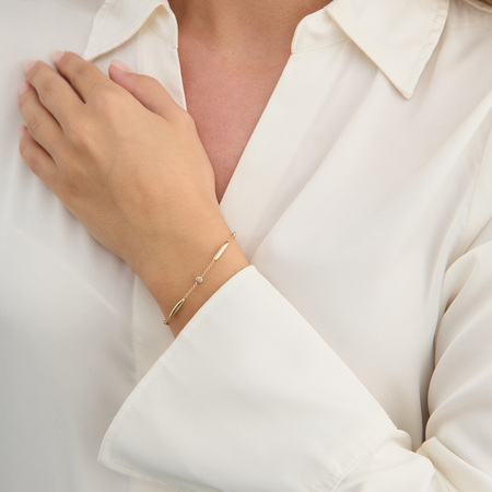 Linera armbånd i 8 karat guld med zirkonia på model