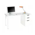 Et hvidt skrivebord med computerskærm og tastatur, en orange skrivebordslampe og tre opbevaringsskuffer i højre side. Skrivebordet har fire ben og et minimalistisk design.