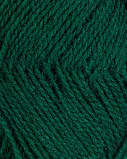 close up af garnet finull fra Rauma i farven dyb groen 432