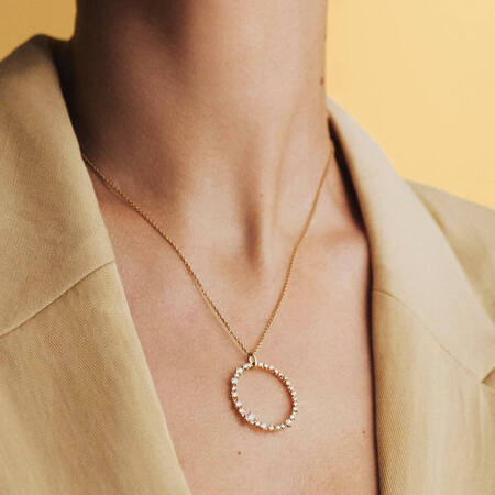 Medina iført LUCIA vedhæng i 14 karat guld med 1,00 ct. brillanter W.SI.