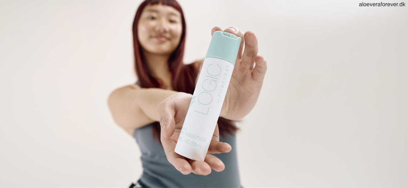 LOGIC by Forever balancing aloe essence ansigtsvand holdes frem i hænderne af pige