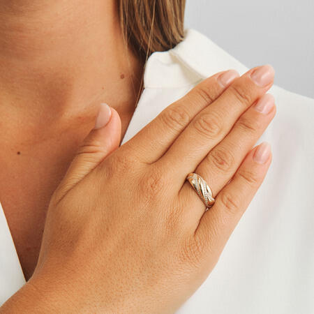 Eternal Flame ring i 14 karat guld på modellen
