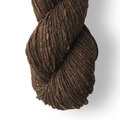 Close up af Isager Tweed i farven chocolate