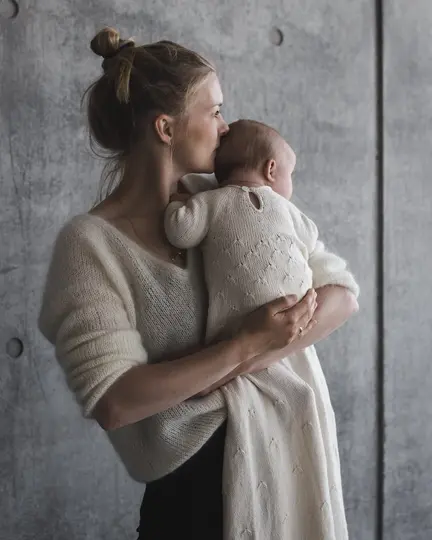 Baby i Ellens Dåbskjole fra PetiteKnit strikket i Permin Elise – strikket dåbskjole med mælkebøttemønster