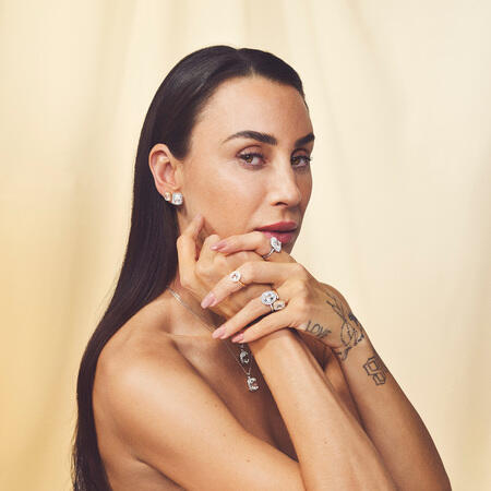 Medina iført CELESTIAL BY MEDINA ring i 8 karat guld med hvid topas.