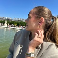 Inge iført Bumped hoops udført i 925 ren sterlingsølv belagt med slidstærk 18 karat forgyldning.