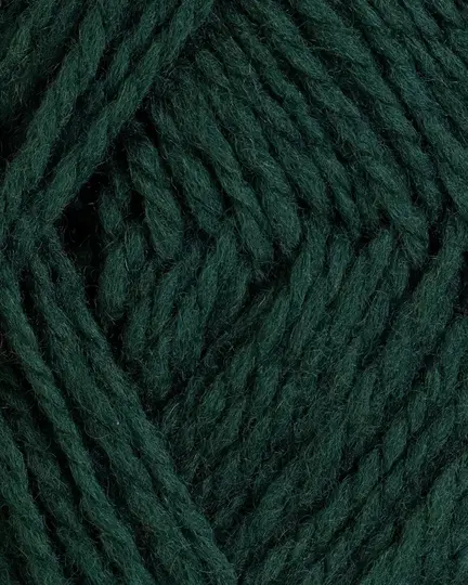 close up af garnet fviel fra rauma garn i farven mork gron