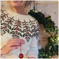 model ifoert kristtjoern christmas sweater designet af hanne rimmen foran julekrans