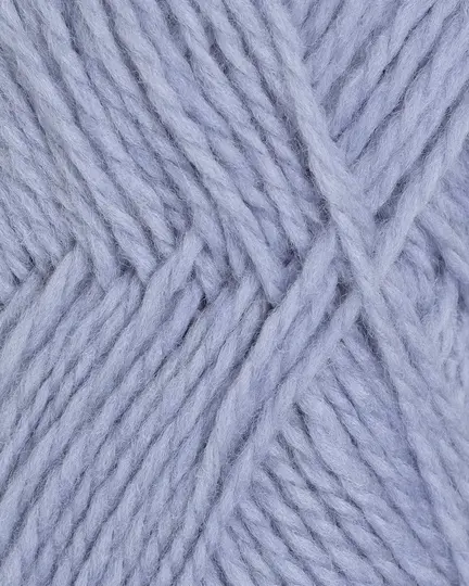 close up af garnet fviel fra rauma garn i farven blaa puddel